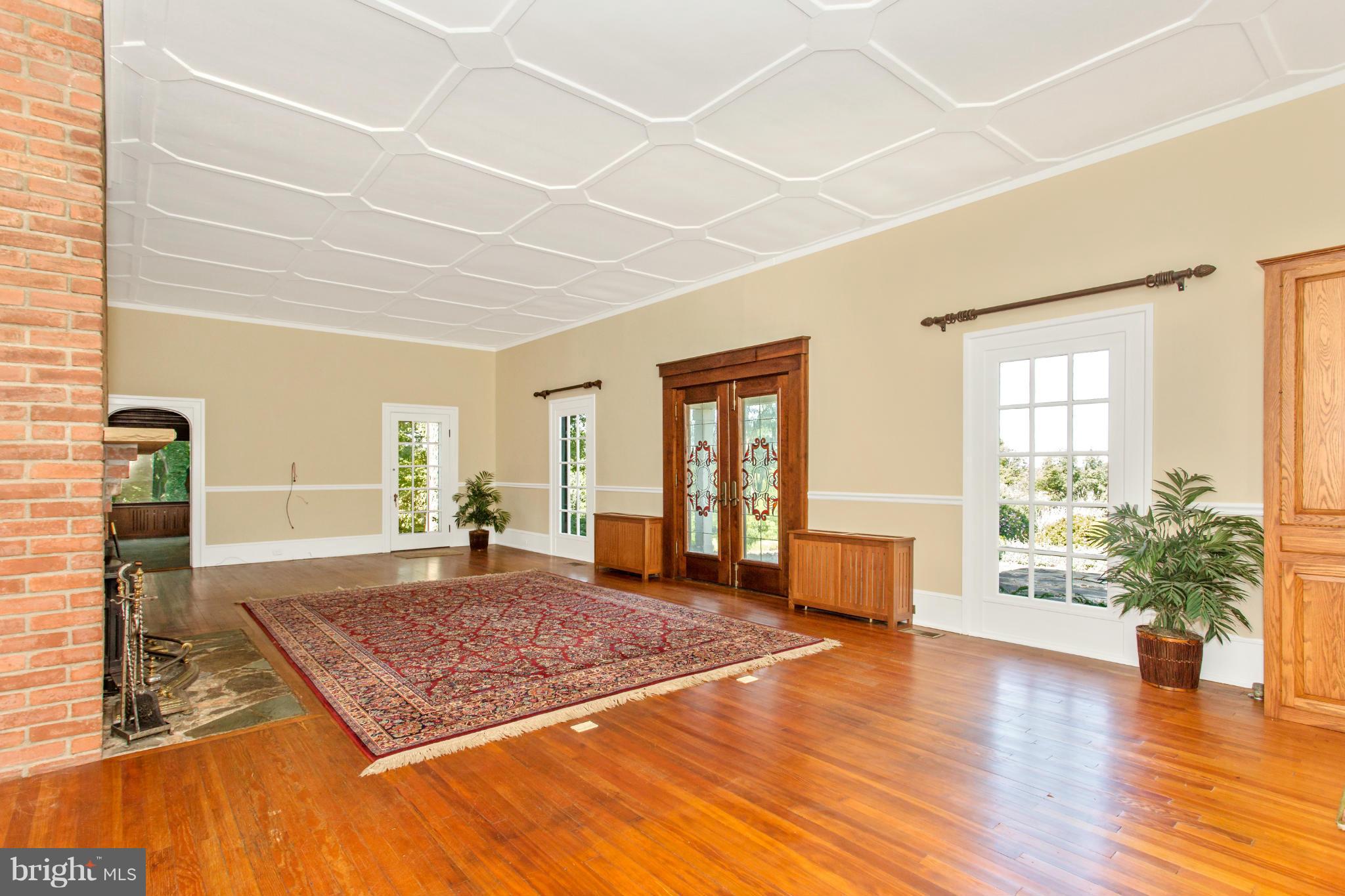 18510 Barnesville Road Barnesville, MD 20838 - Photo 5 of 29 Living Room