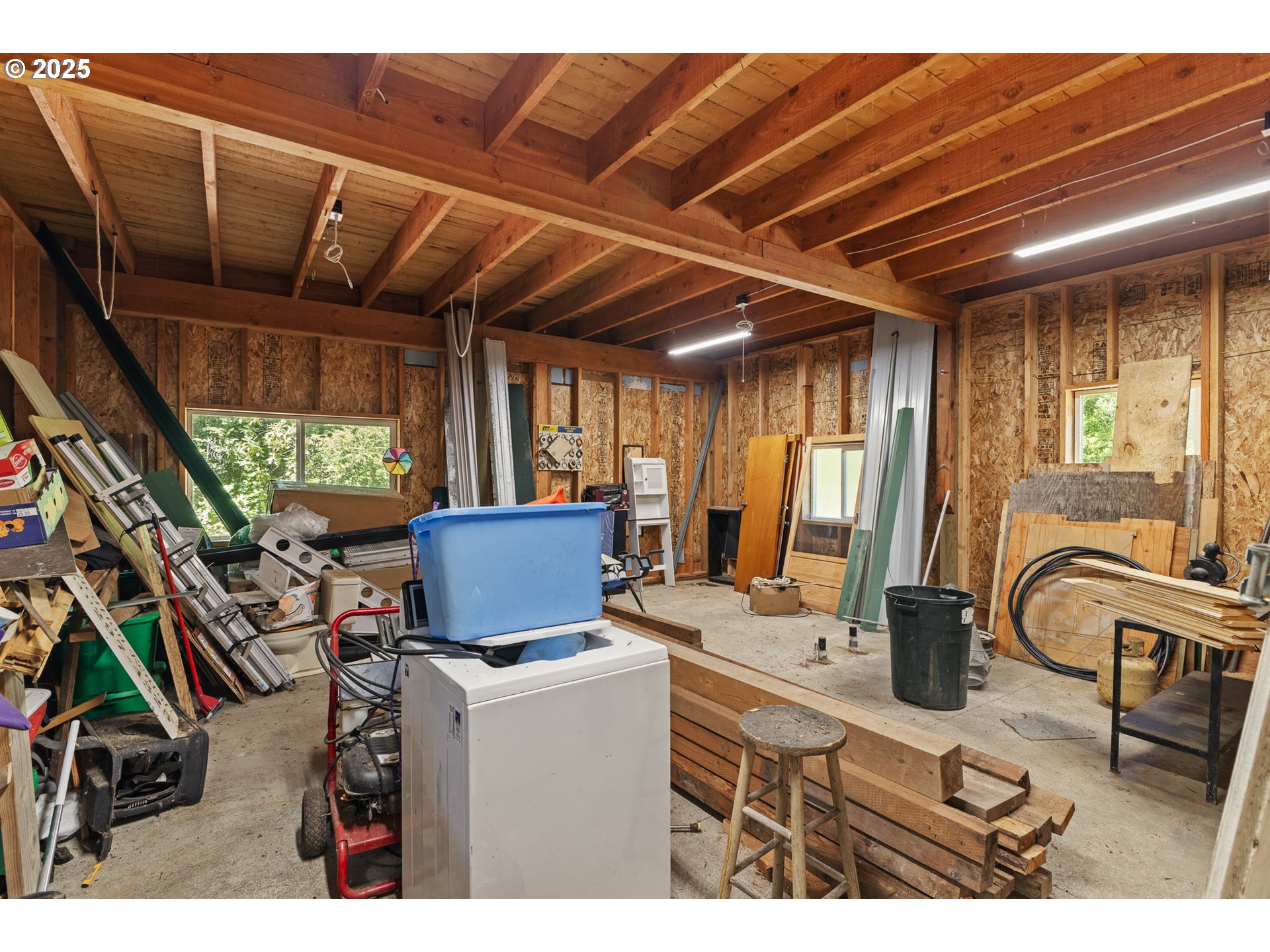 58897 Constance Drive Bandon, OR 97411 - Photo 32 of 37 a room with furniture