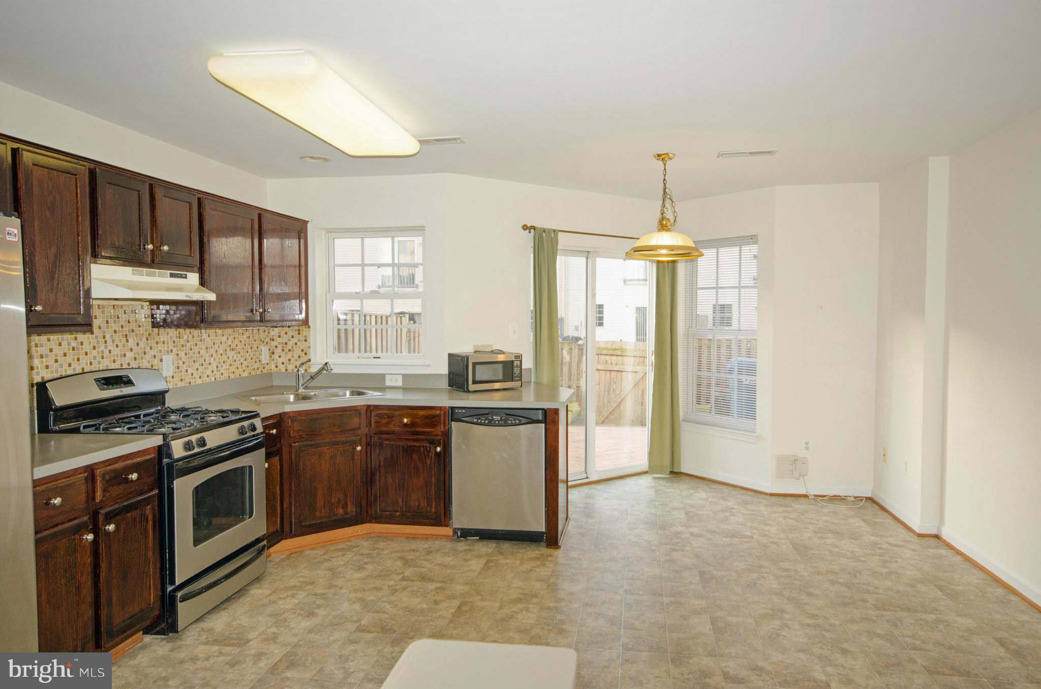 42815 Pilgrim Square Chantilly, VA 20152 - Photo 23 of 30 Kitchen