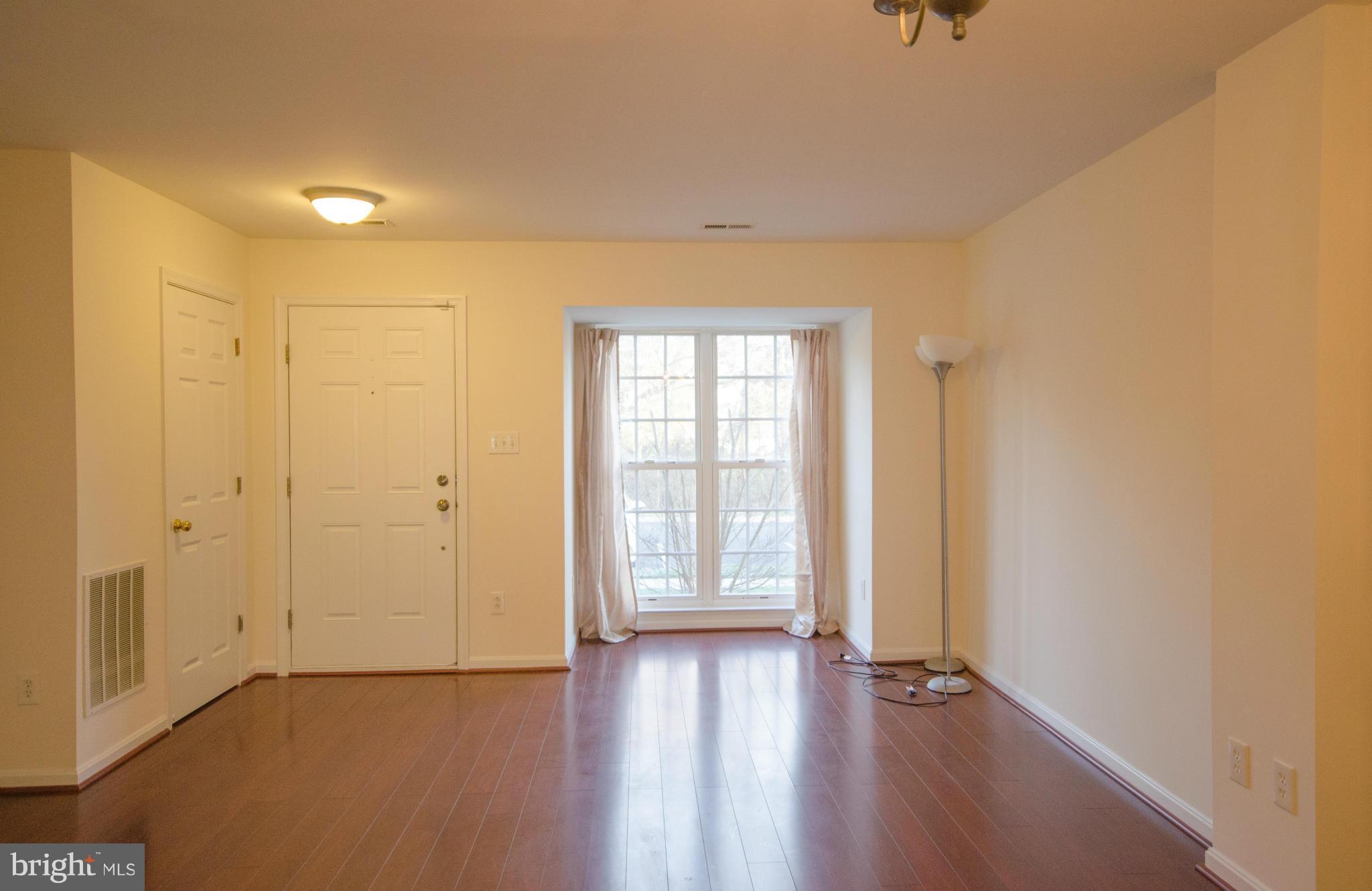 42815 Pilgrim Square Chantilly, VA 20152 - Photo 4 of 30 Living Room