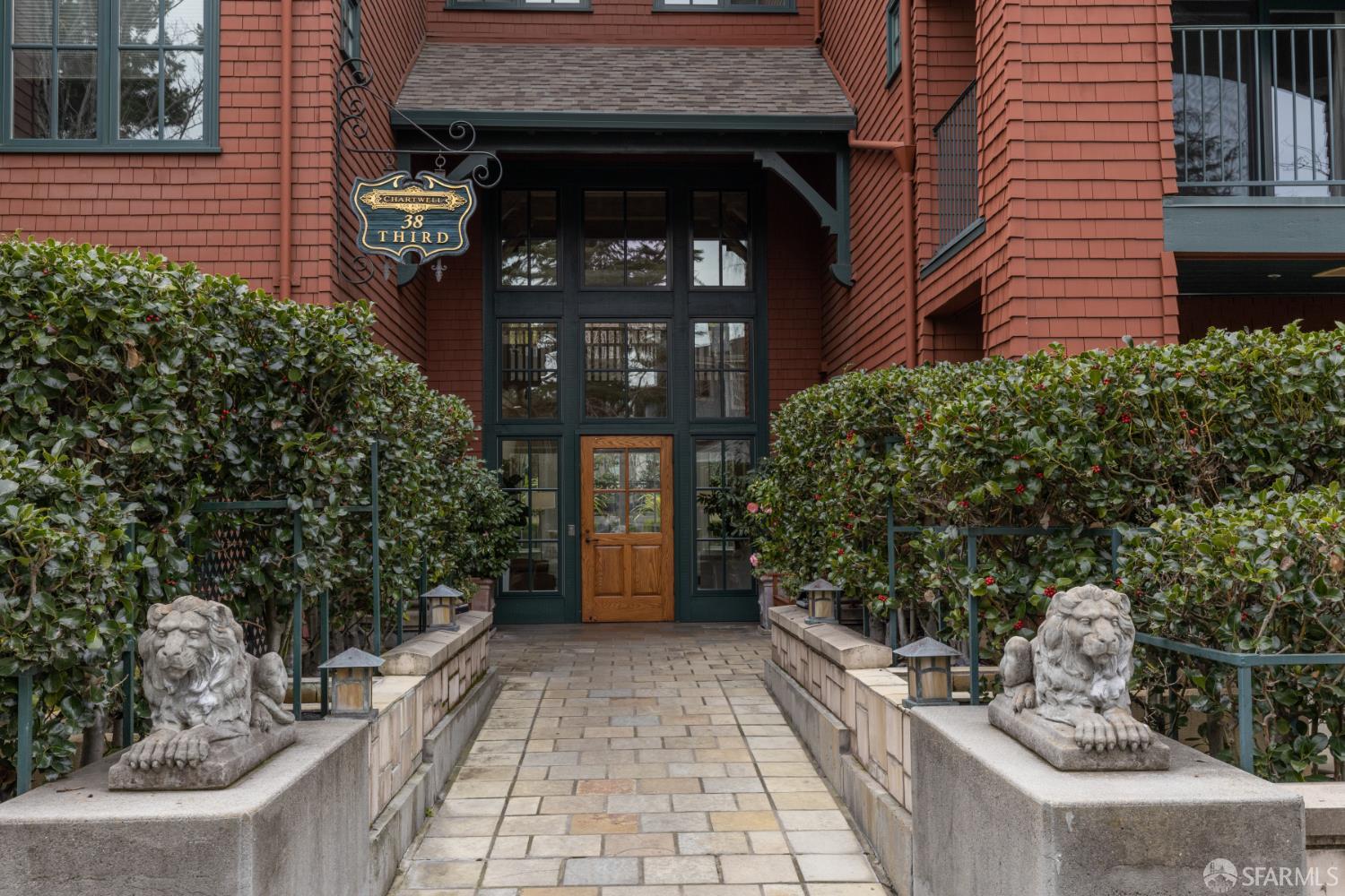a view of a entrance of the house
