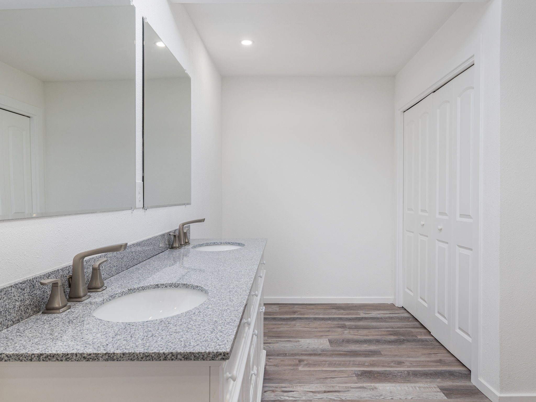 806 Country Club Road Georgetown, TX 78628 - Photo 26 of 39 Double Vanity and one of two closets
