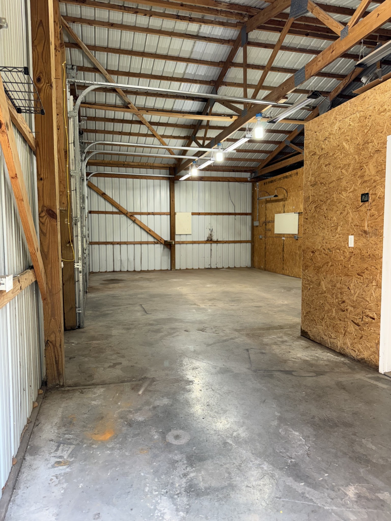 1792 Austin Road Lafayette, TN 37083 - Photo 19 of 34 a view of a garage