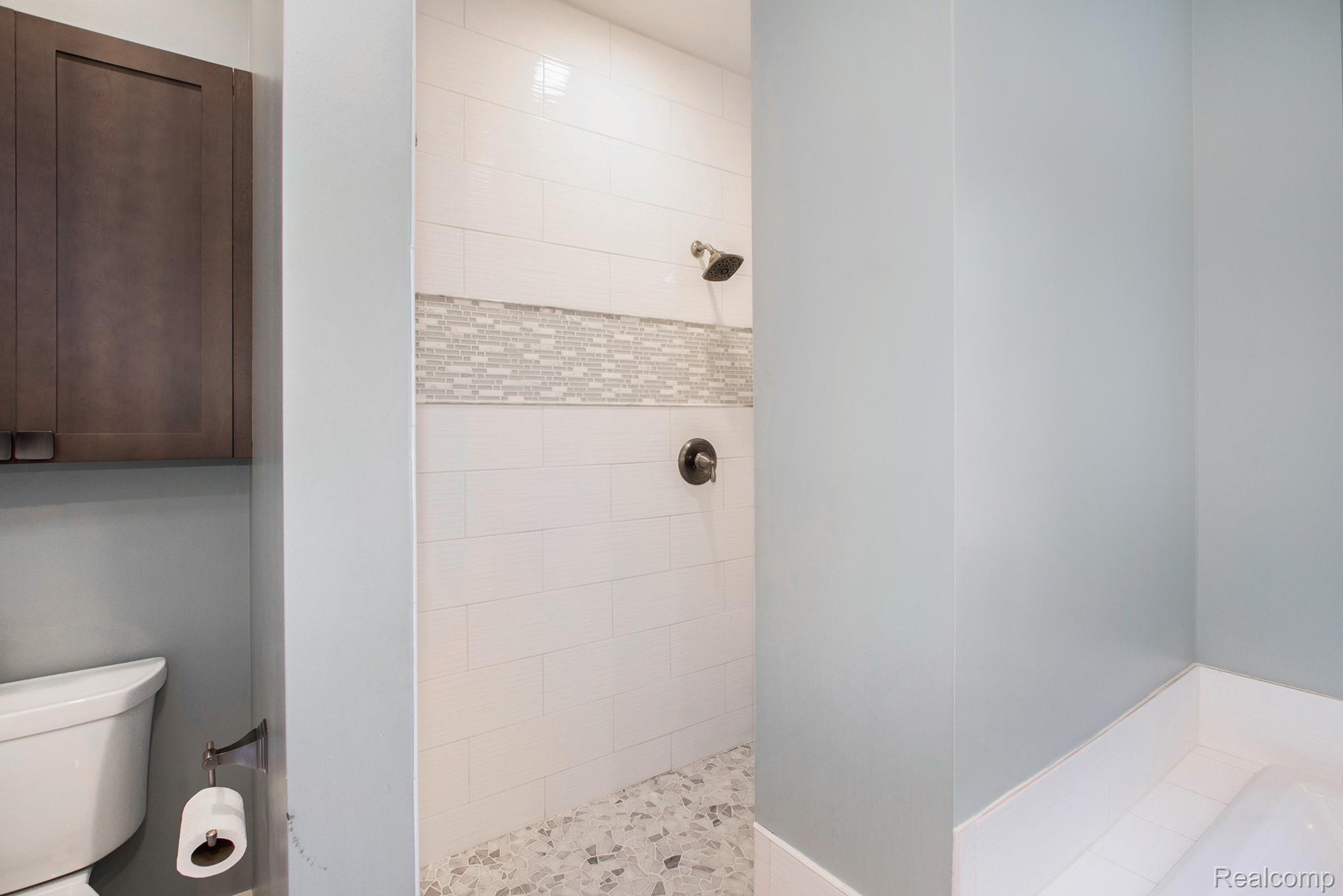 2086 Palms Road Columbus, MI 48063 - Photo 20 of 31 Bathroom - Master Walk In Shower