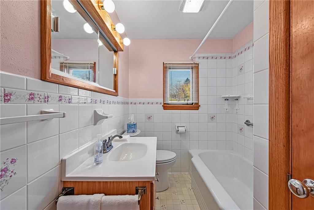 4931 North Rt, Unit 982 Latrobe, PA 15650 - Photo 12 of 22 a bathroom with a sink and a bathtub