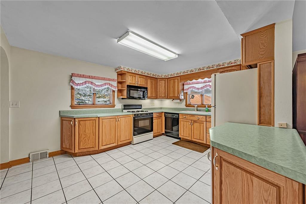 4931 North Rt, Unit 982 Latrobe, PA 15650 - Photo 8 of 22 a kitchen with stainless steel appliances a refrigerator and a stove top oven