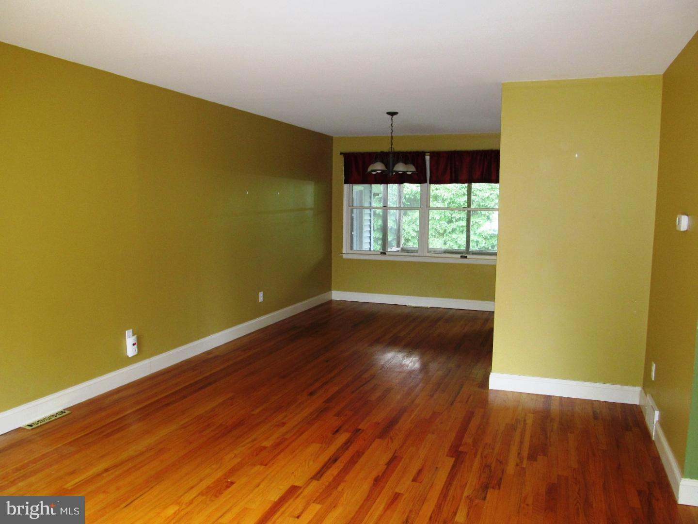 25 Cameo Road Claymont, DE 19703 - Photo 4 of 21 Living Room