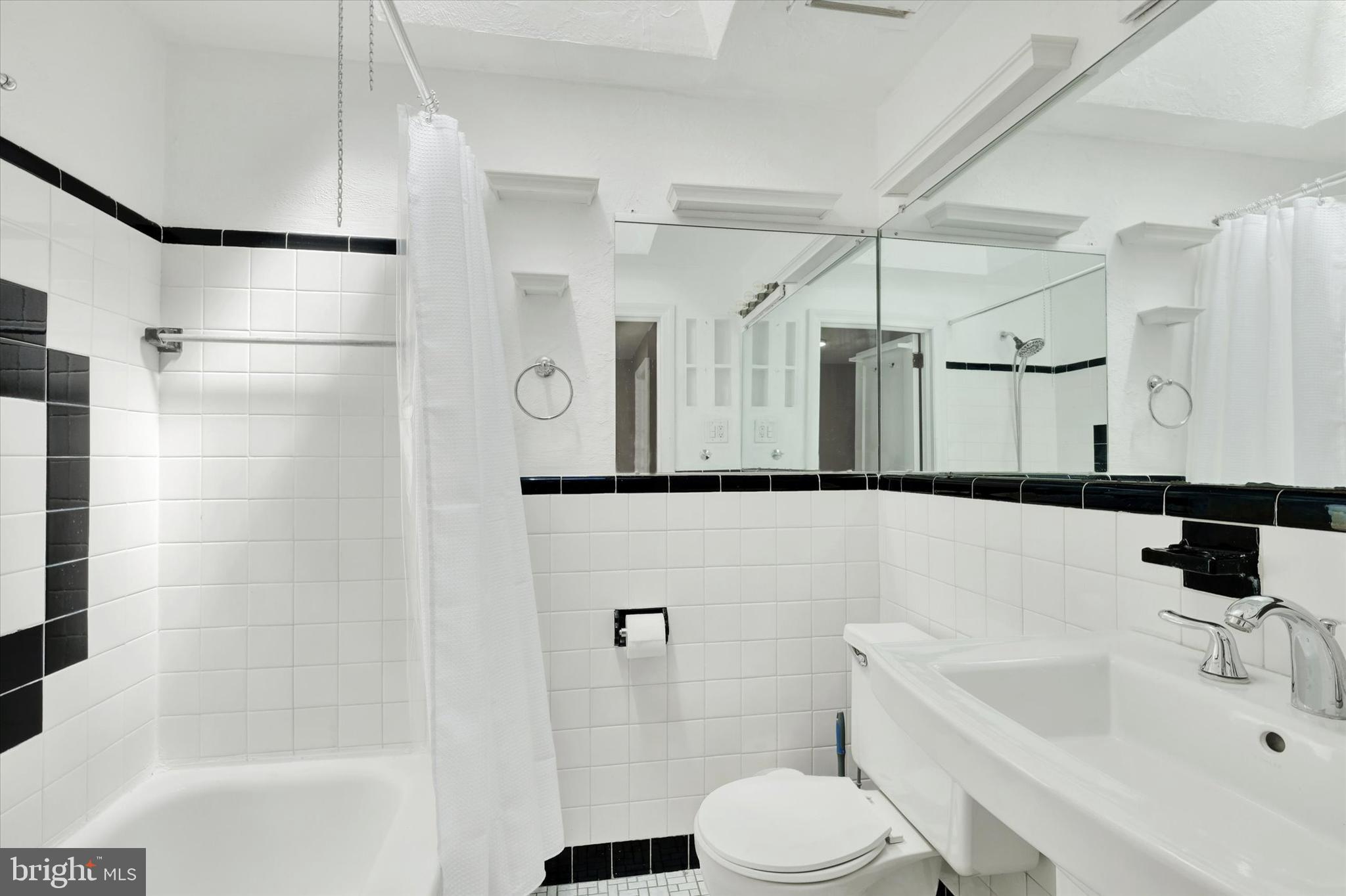 7508 Brockton Road Philadelphia, PA 19151 - Photo 18 of 28 Full Bathroom