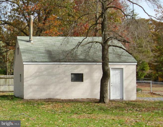 8804 Dangerfield Road Clinton, MD 20735 - Photo 4 of 14 Garage