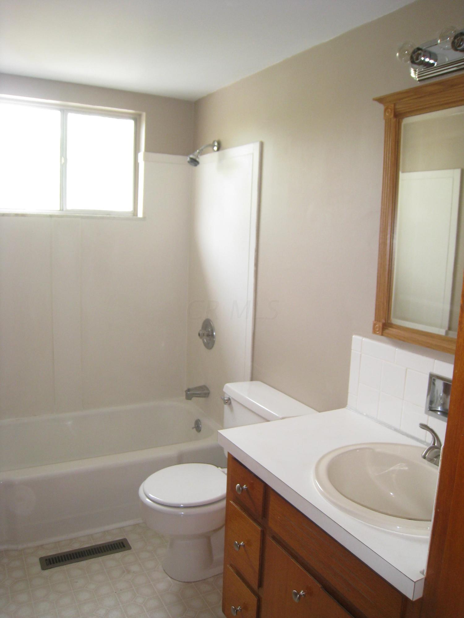 1044 Ross Road Columbus, OH 43227 - Photo 10 of 17 Gallery Image 10