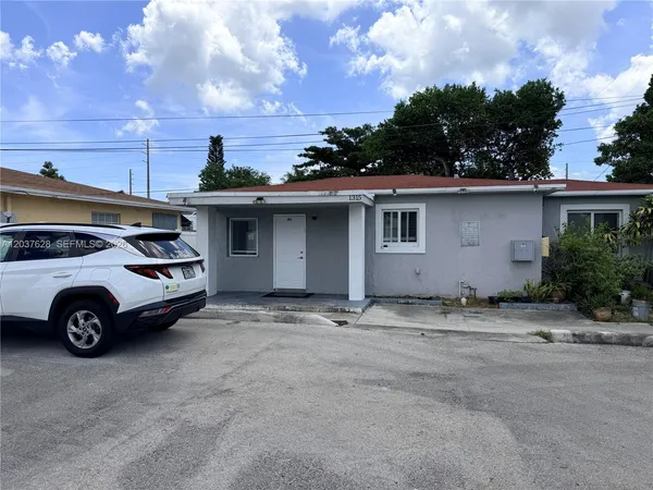 $1,950 | 1315 North 22nd Avenue, Unit A2, Hollywood, FL 33020