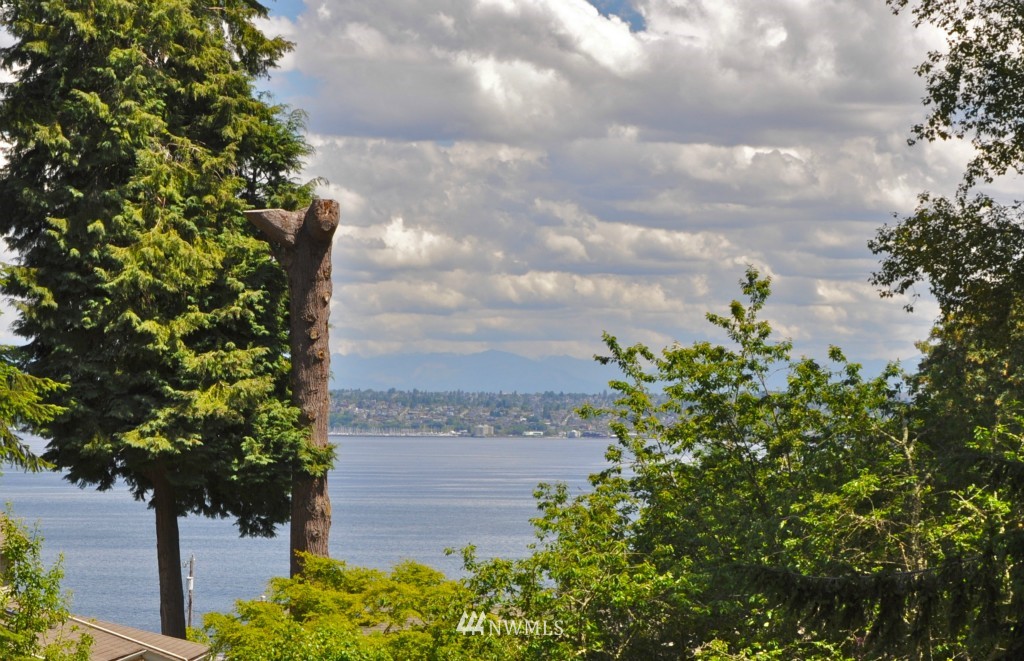 11730 Kallgren Road Northeast Bainbridge Island, WA 98110 - Photo 2 of 15 Gallery Image 2