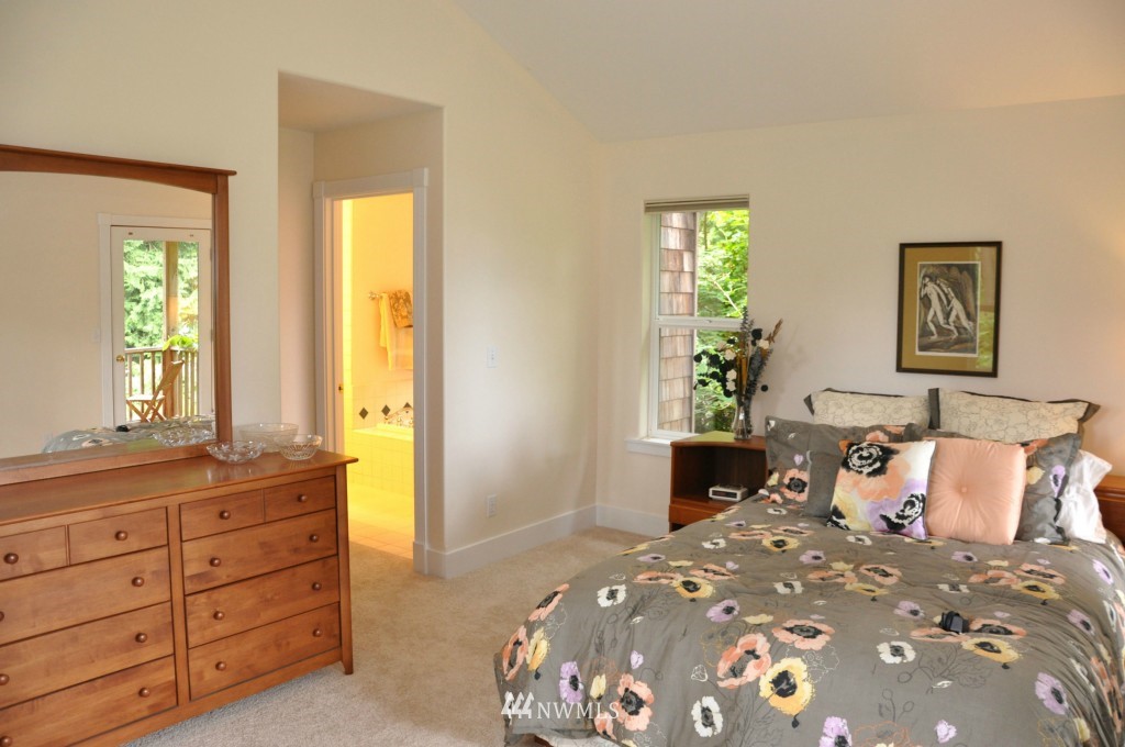 11730 Kallgren Road Northeast Bainbridge Island, WA 98110 - Photo 13 of 15 Gallery Image 13