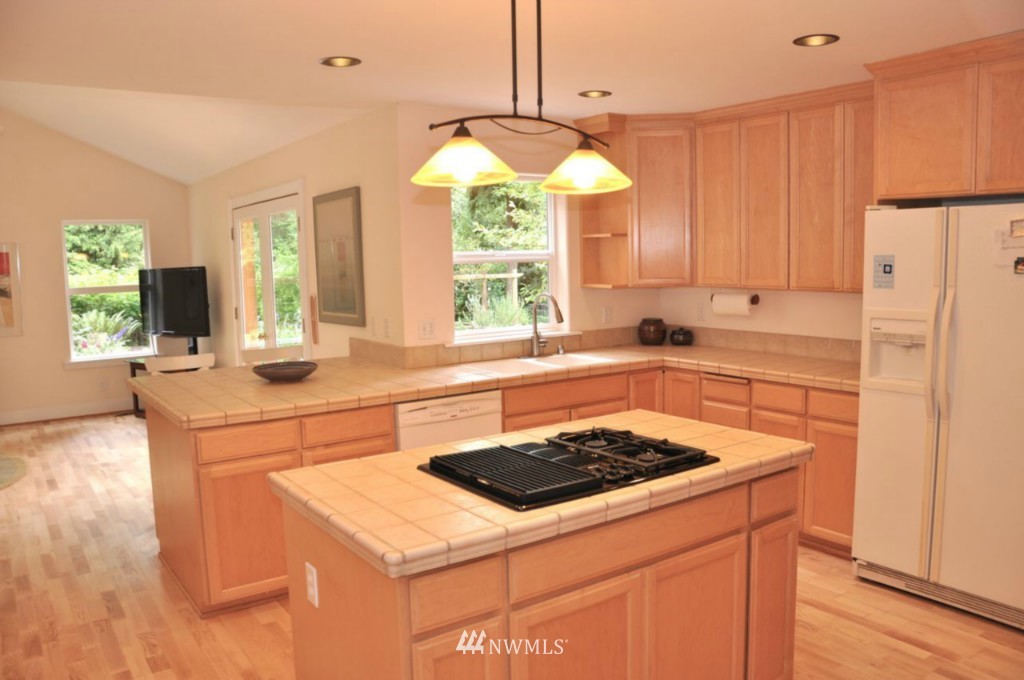 11730 Kallgren Road Northeast Bainbridge Island, WA 98110 - Photo 7 of 15 Gallery Image 7