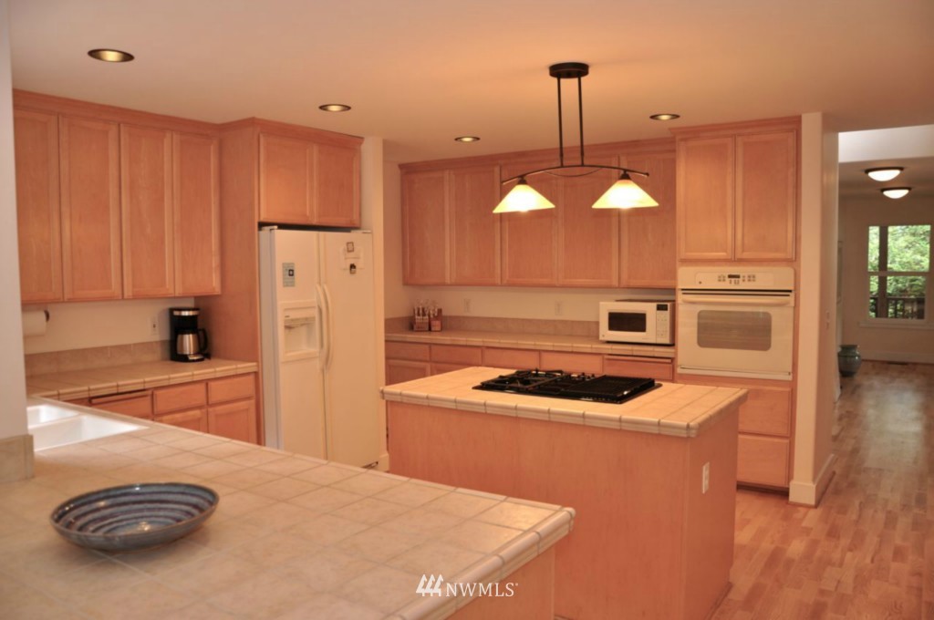 11730 Kallgren Road Northeast Bainbridge Island, WA 98110 - Photo 8 of 15 Gallery Image 8