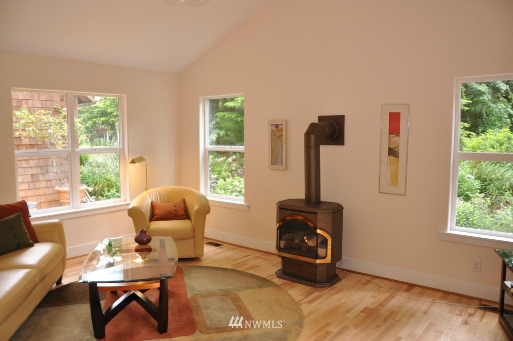 11730 Kallgren Road Northeast Bainbridge Island, WA 98110 - Photo 9 of 15 Gallery Image 9