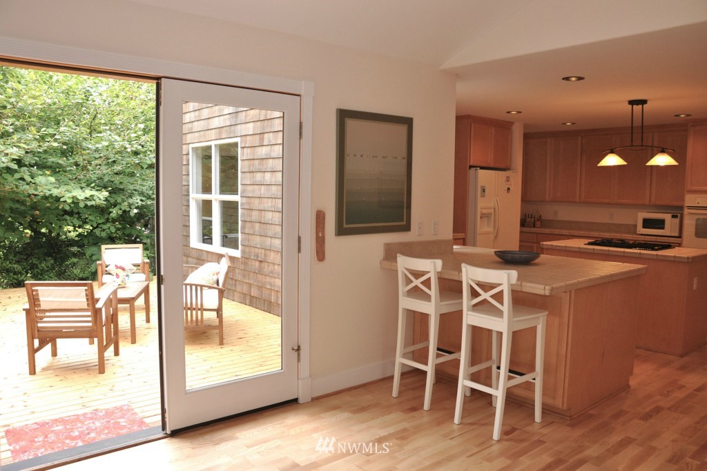 11730 Kallgren Road Northeast Bainbridge Island, WA 98110 - Photo 10 of 15 Gallery Image 10
