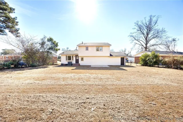 a view of backyard of the house