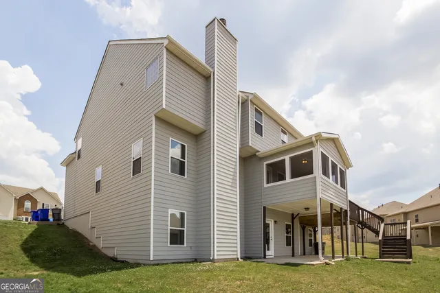 a view of a house with a yard