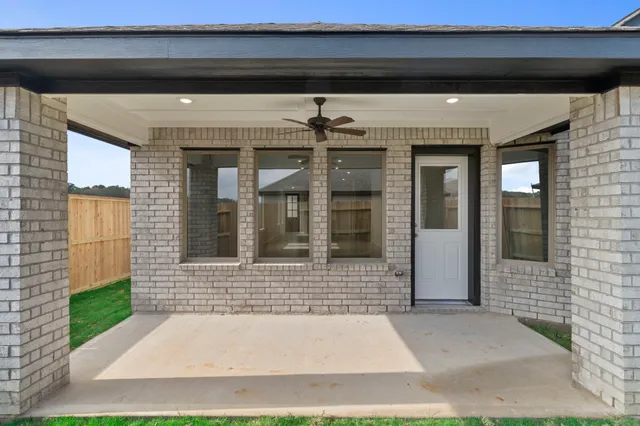 a view of a house with backyard