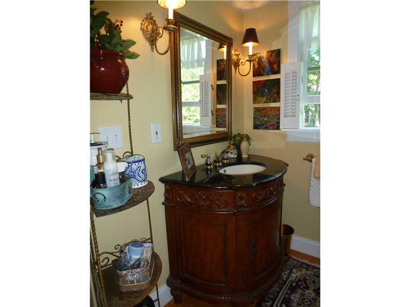 2 Briarfield Road Barrington, RI 02806 - Photo 9 of 17 Bathroom.