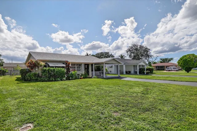 a view of a house with backyard