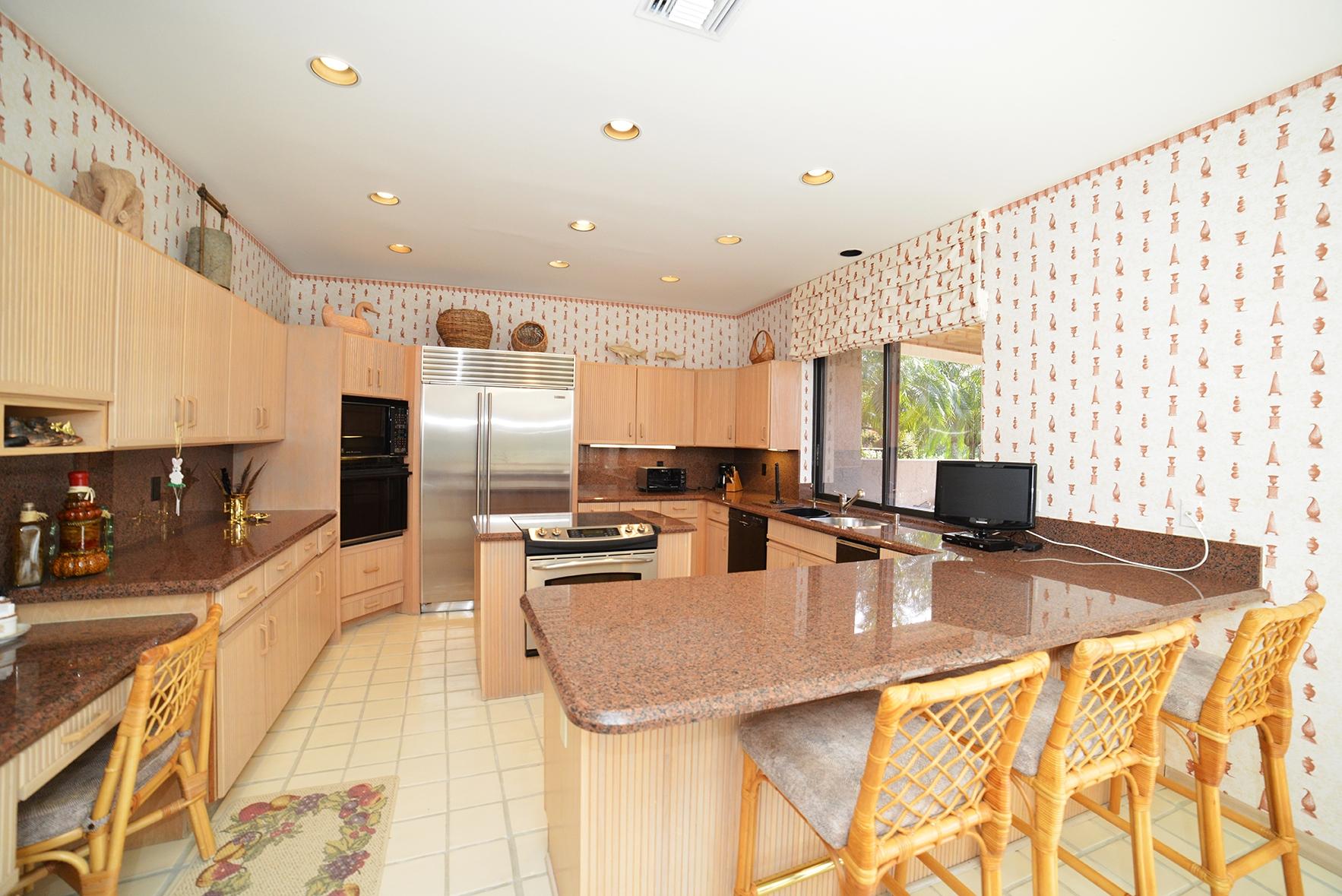 7124 Mandarin Drive Boca Raton, FL 33433 - Photo 12 of 31 Kitchen with Snack Bar Seating