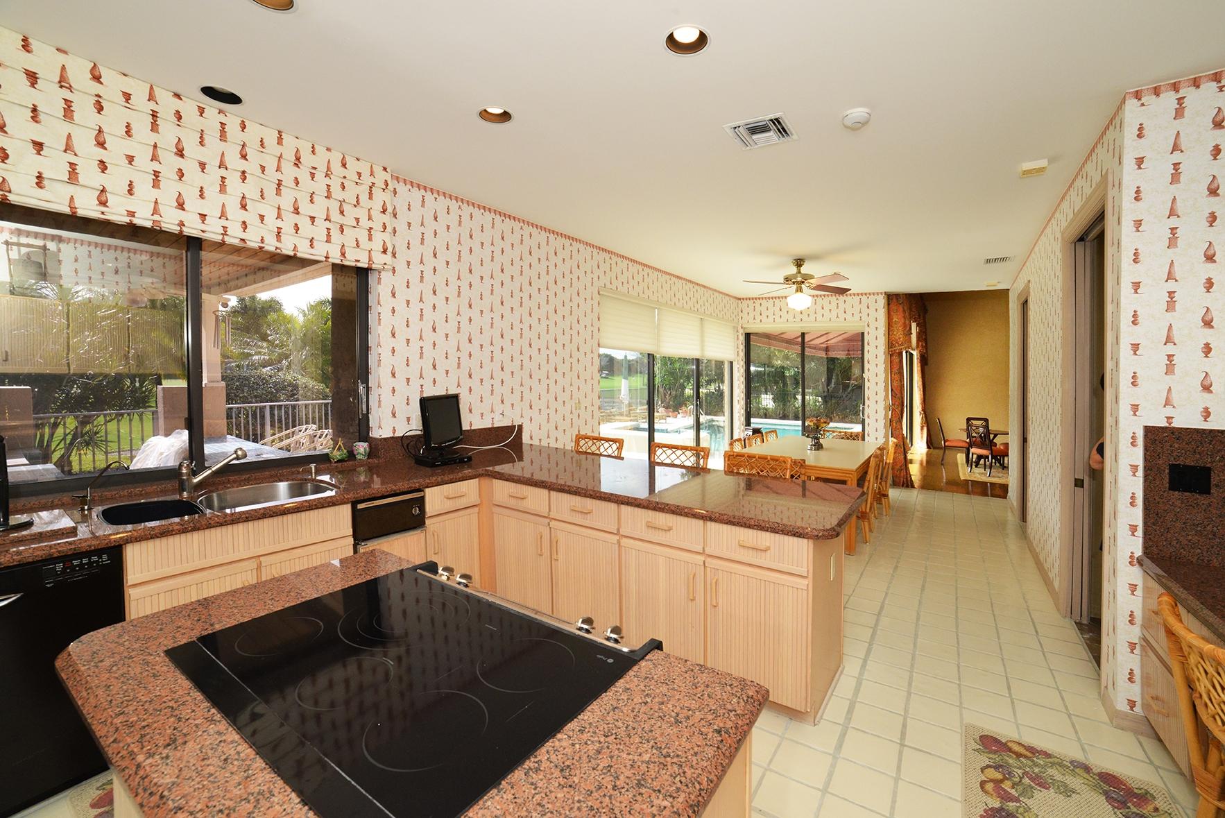 7124 Mandarin Drive Boca Raton, FL 33433 - Photo 13 of 31 Kitchen with Island Cooktop