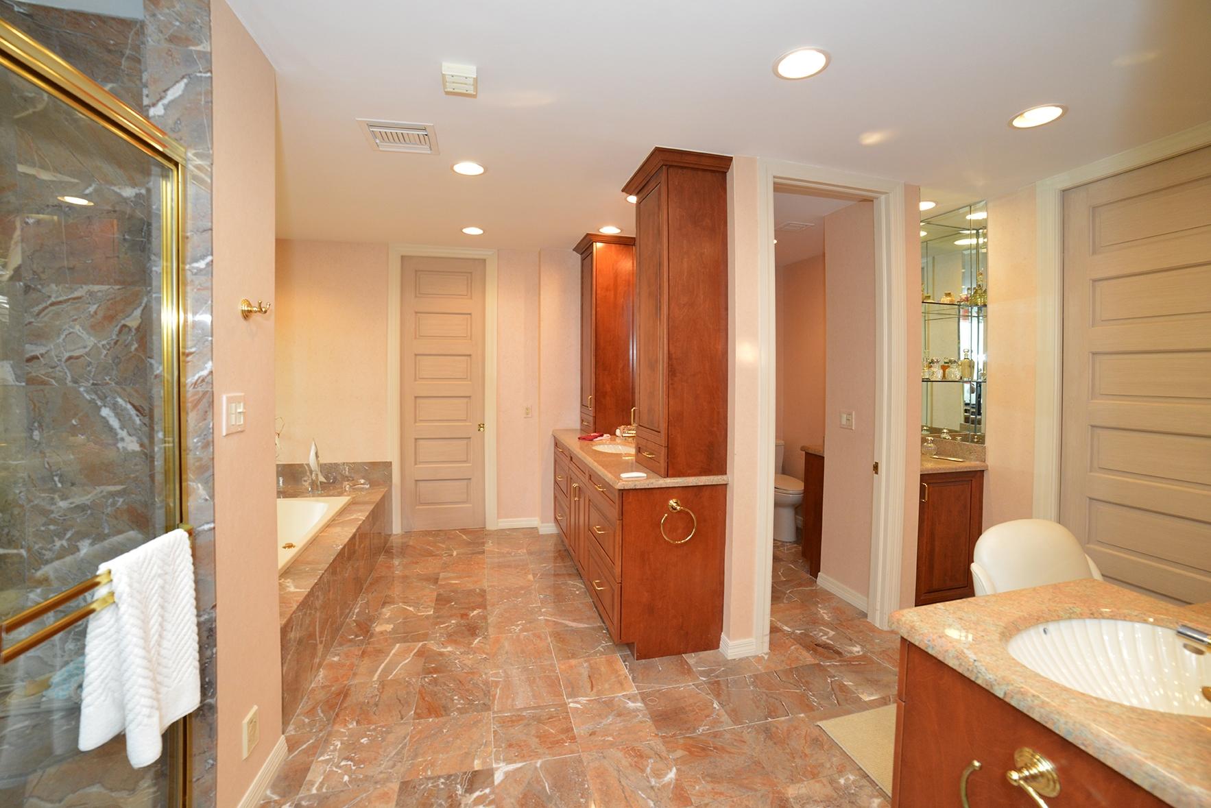 7124 Mandarin Drive Boca Raton, FL 33433 - Photo 21 of 31 Master Bath