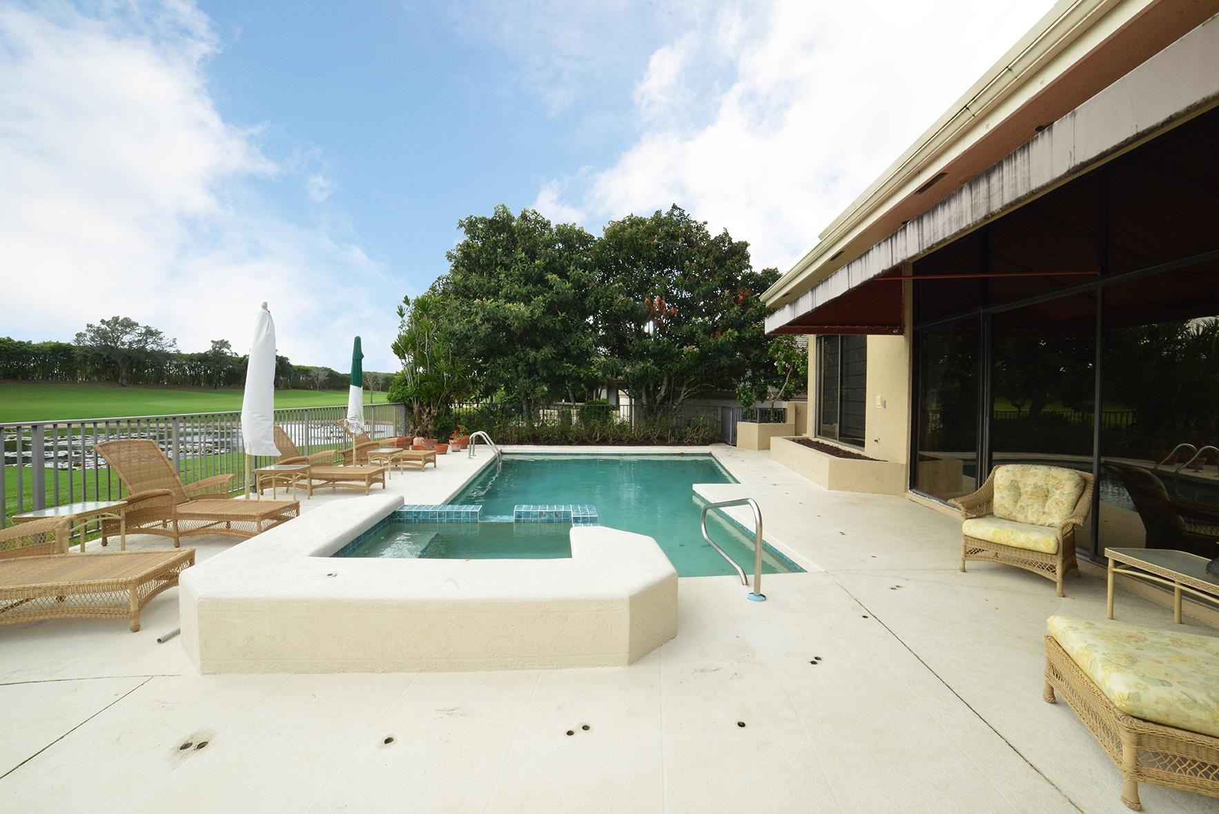 7124 Mandarin Drive Boca Raton, FL 33433 - Photo 27 of 31 Pool with Fountain Spa