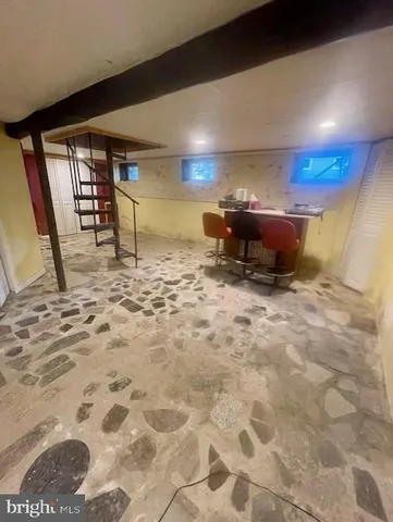 a view of an house with backyard and garden