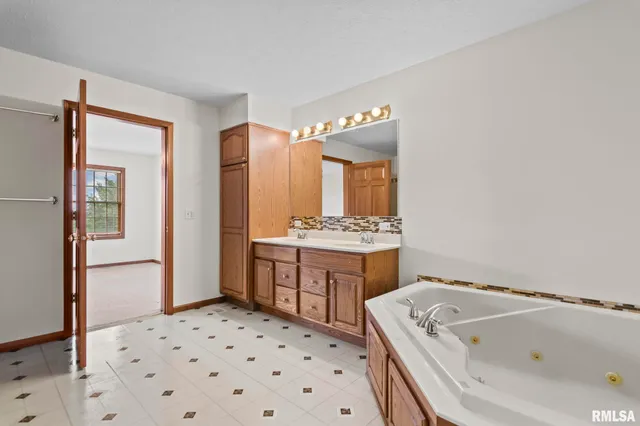 $339,900 | 2530 River Bluff Road, Mechanicsburg, IL 62545