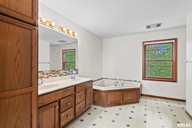 $339,900 | 2530 River Bluff Road, Mechanicsburg, IL 62545