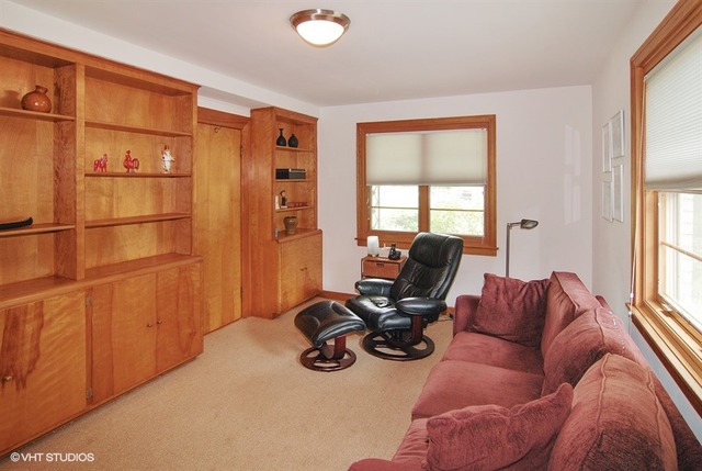 505 Nuttall Road Riverside, IL 60546 - Photo 6 of 15 a livingroom with workspace and a window