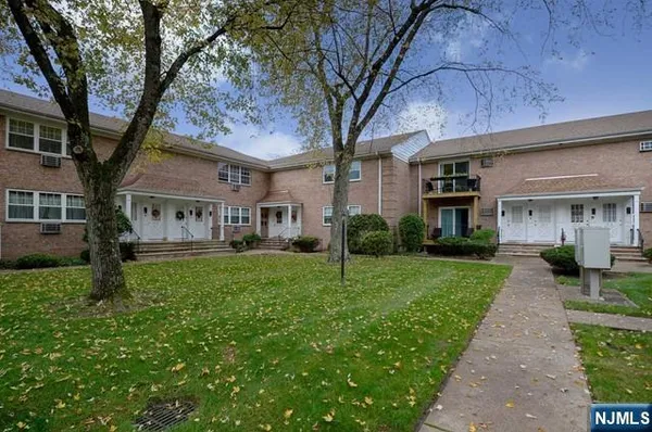 $2,375 | 636 Godwin Avenue, Unit 5A, Midland Park, NJ 07432