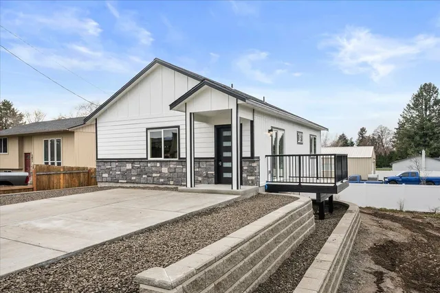 $359,900 | 327 North Bannen Road, Spokane Valley, WA 99216