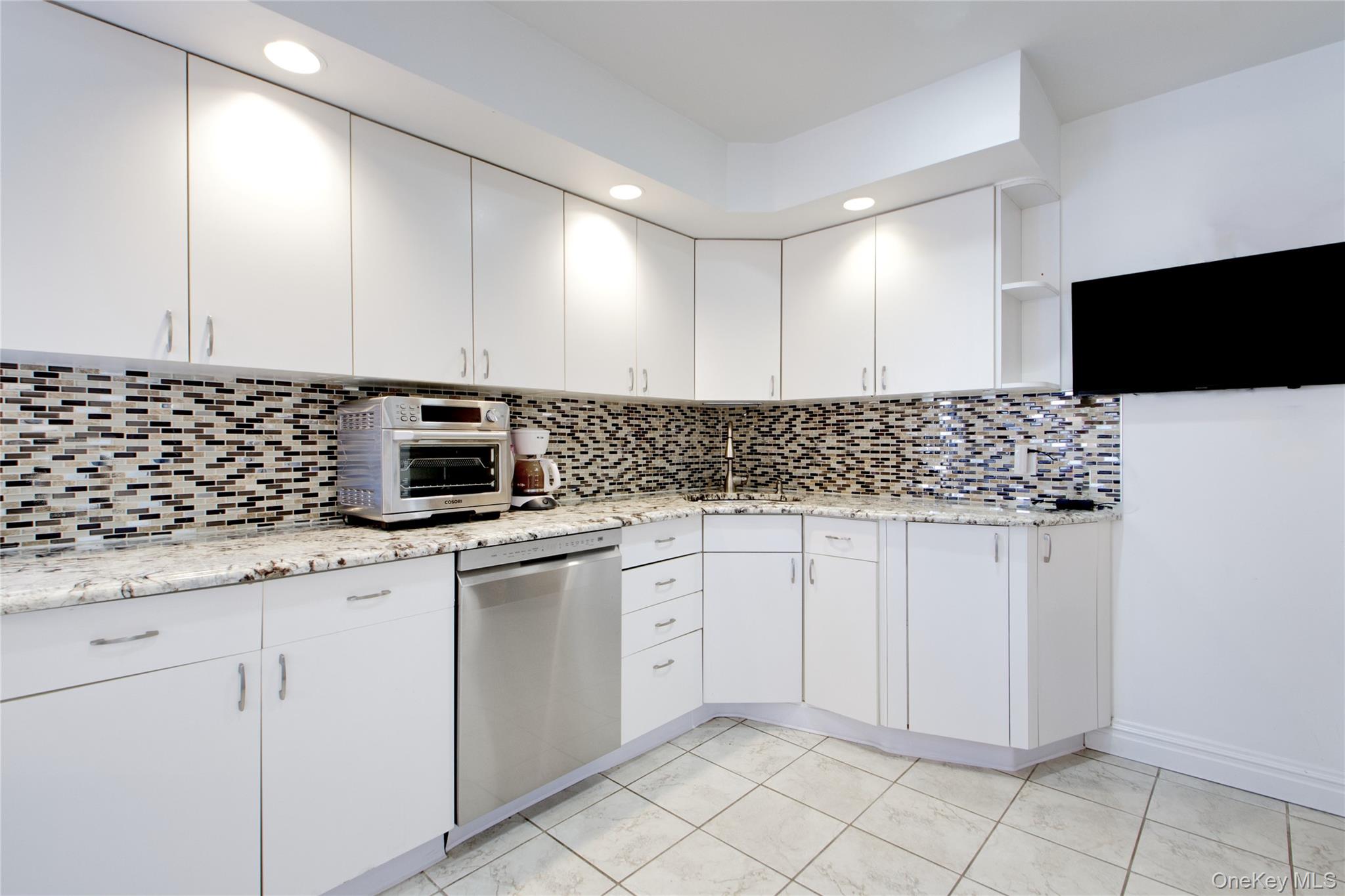 26 Midland Road East Hills, NY 11577 - Photo 8 of 22