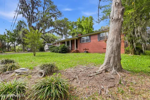 a view of a house with backyard and garden