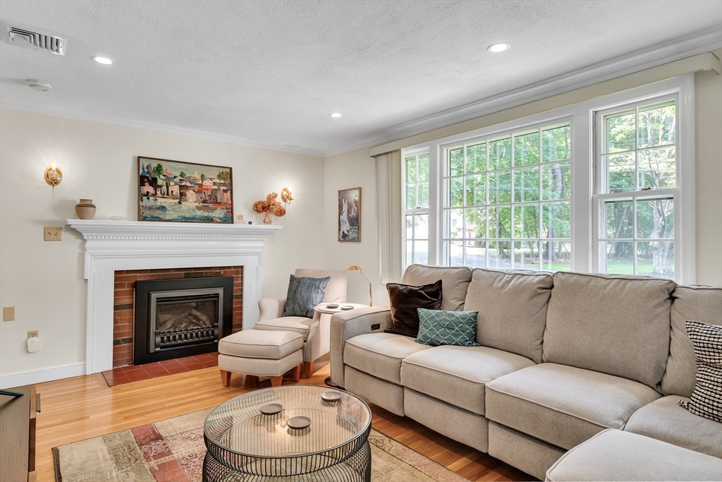 21 Constitution Road Lexington, MA 02421 - Photo 5 of 42