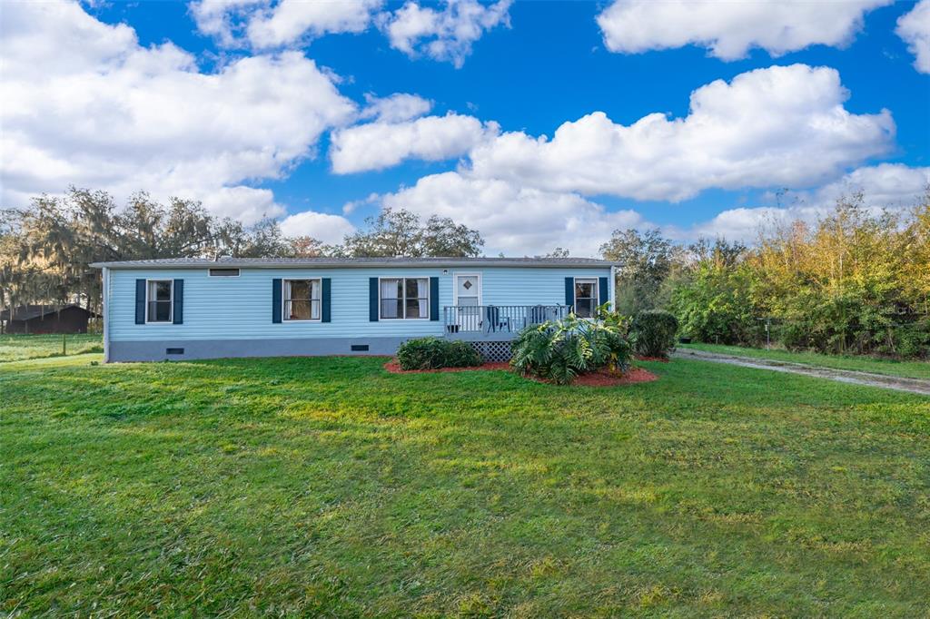 a view of a yard in front of a house