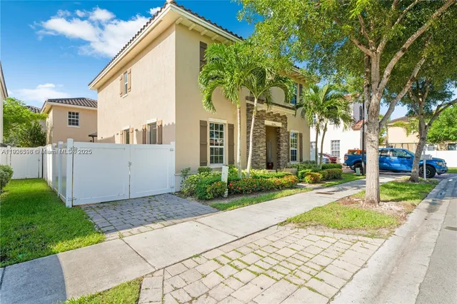 $844,995 | 16946 Southwest 90th Terrace Circle, Miami, FL 33196