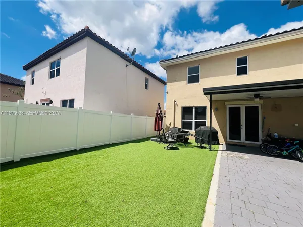 a view of a house with backyard