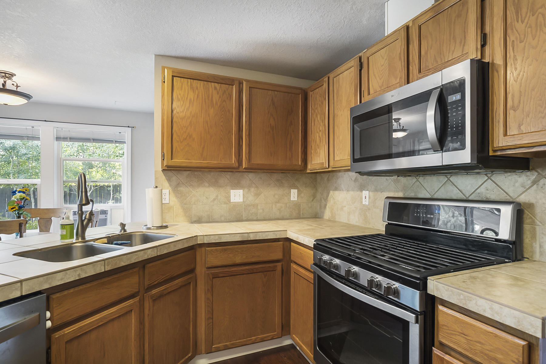 3063 Northeast Raleigh Court Bend, OR 97701 - Photo 12 of 39 12JH5_8921