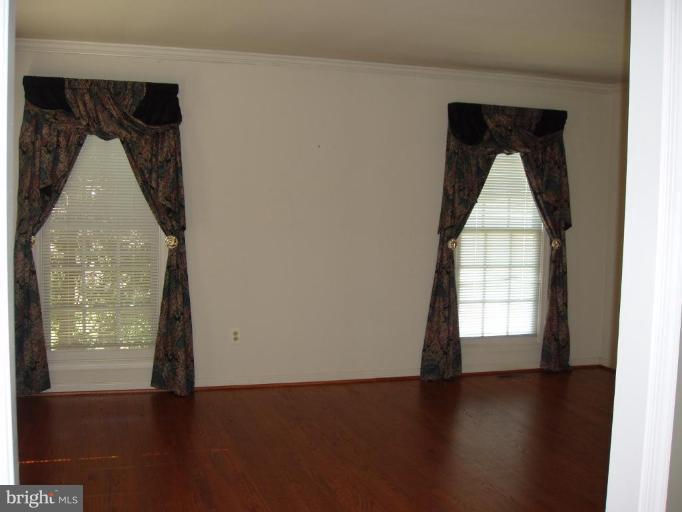 8303 Kings Ridge Court Springfield, VA 22153 - Photo 14 of 30 Living Room