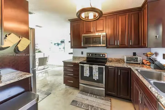 $450 | 1201 Queen, Fort Lauderdale, FL 33304