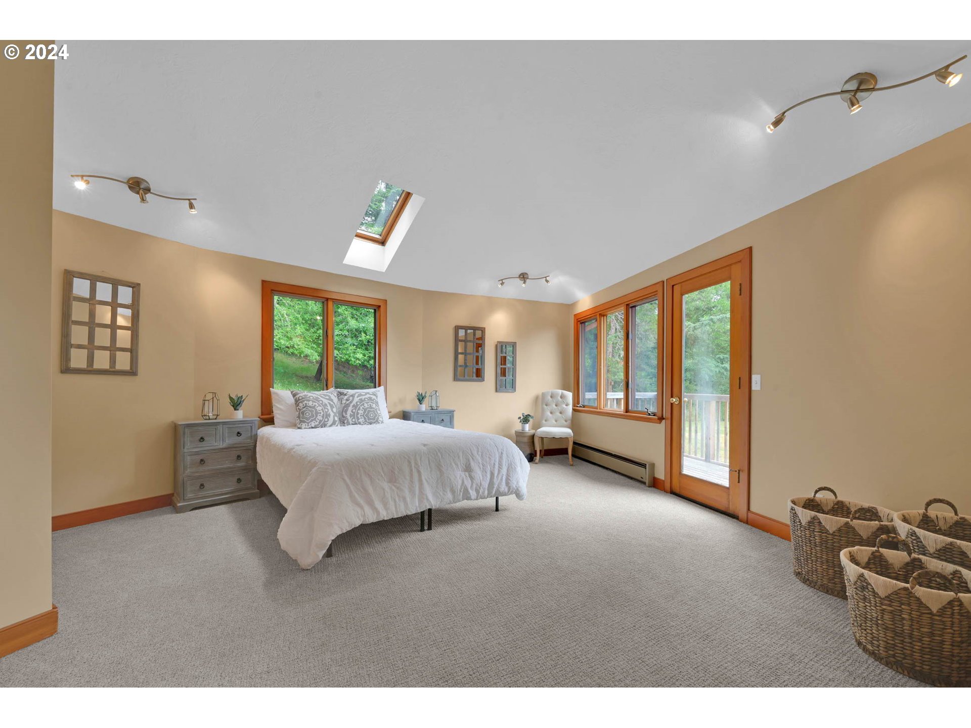 78000 Dorena Mountain Road Cottage Grove, OR 97424 - Photo 23 of 47 Owner's Suite Bedroom