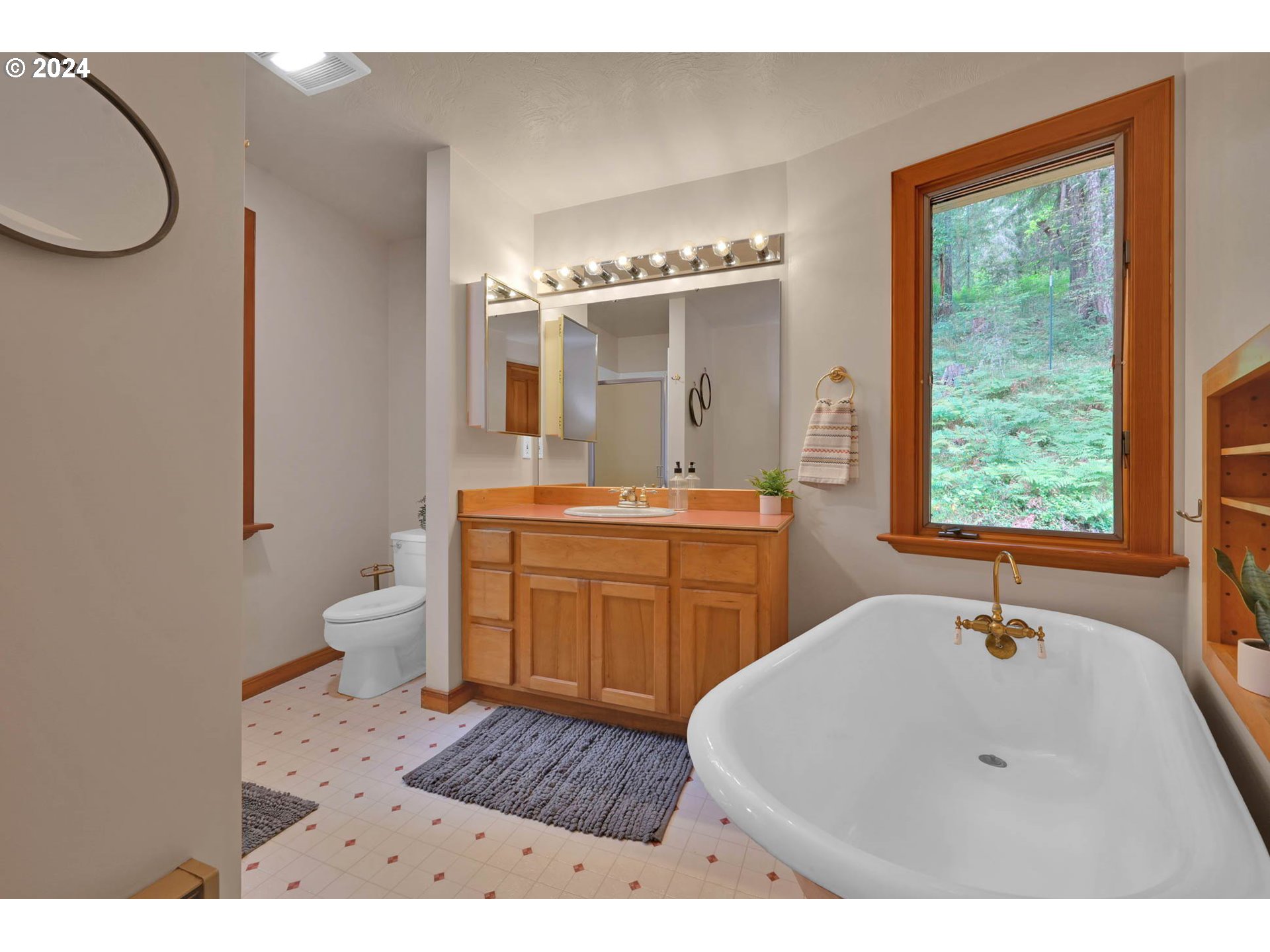 78000 Dorena Mountain Road Cottage Grove, OR 97424 - Photo 27 of 47 Owner's Suite Bathroom