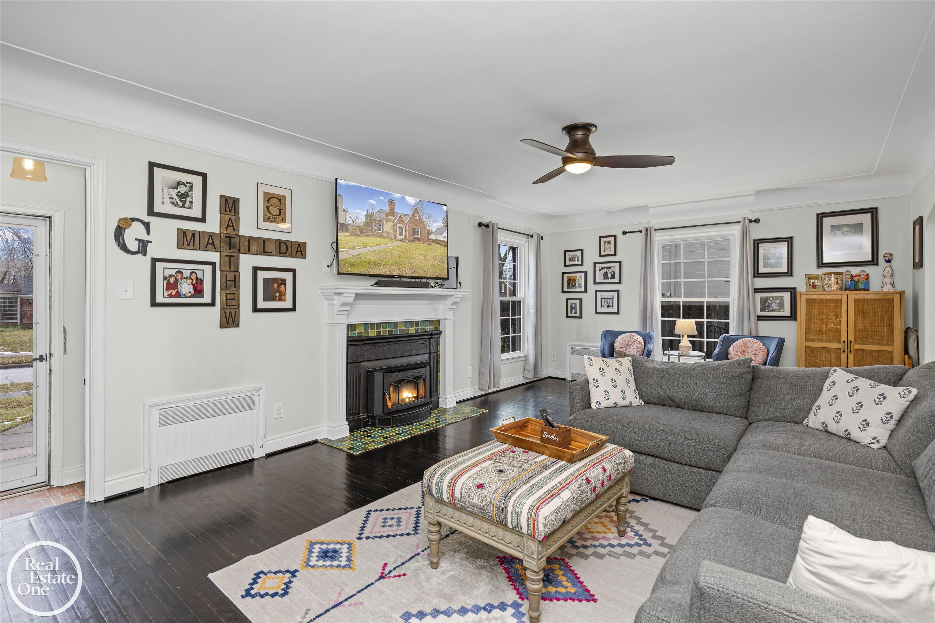 644 Hawthorne Road Grosse Pointe, MI 48236 - Photo 4 of 79 50197100-db843711-3a40-4cea-b3ec-b2d3c8718622.JPG