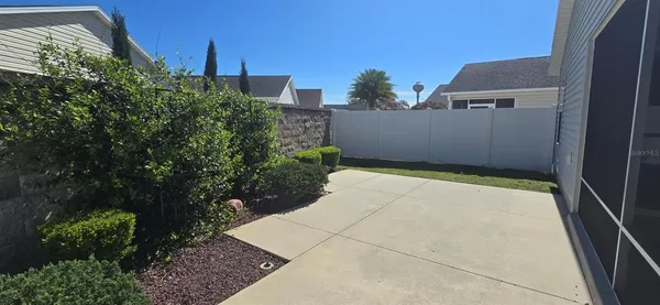 a view of a backyard