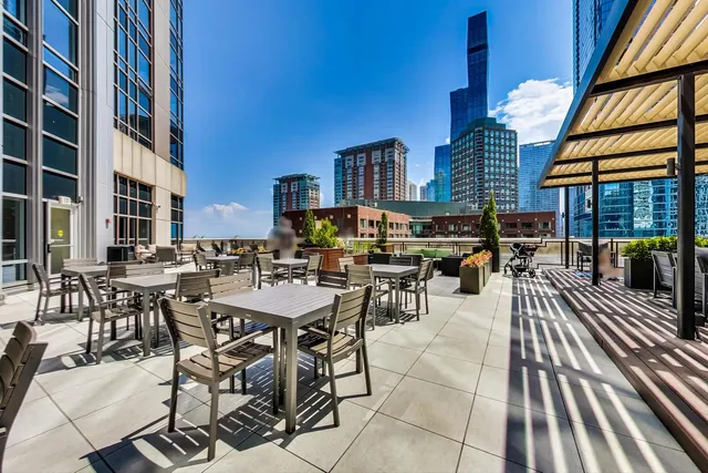 $519,000 | 512 North McClurg Court, Unit 1704, Chicago, IL 60611